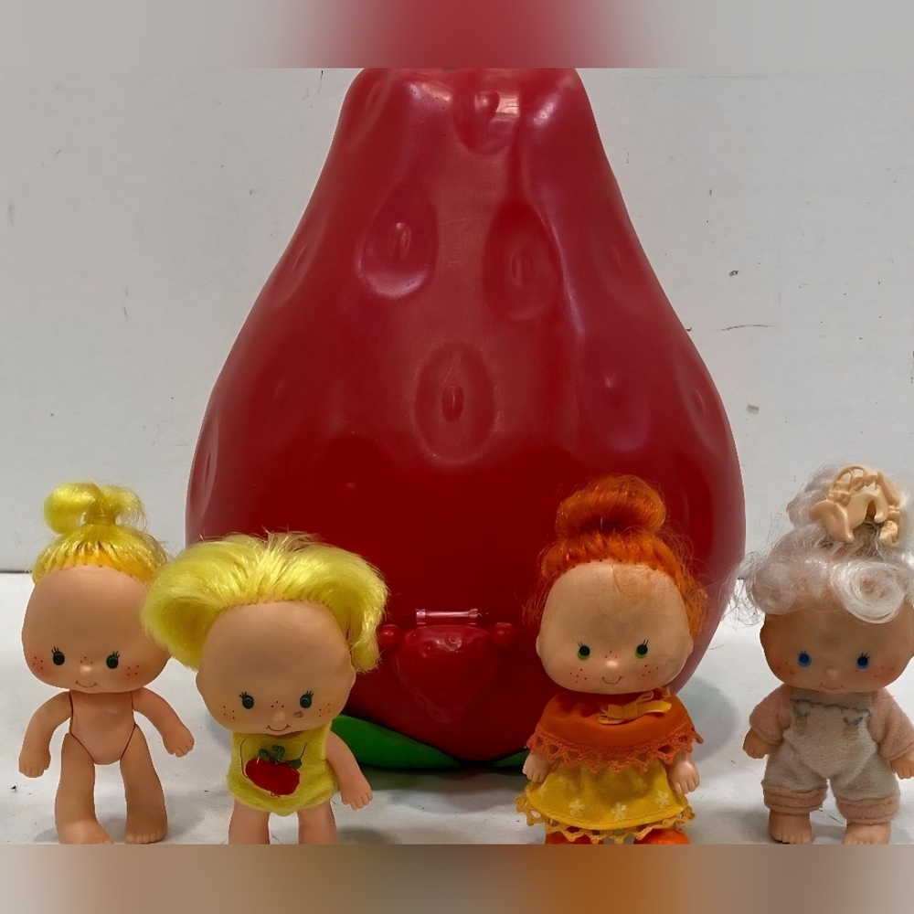 Vintage Strawberry Shortcake Dollhouse Playset with 4 Dolls